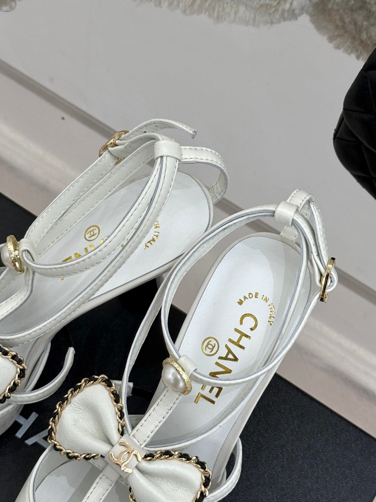 CHAIN BOW HIGH HEEL 8 CM SLINGBACKS IN WHITE SUEDE