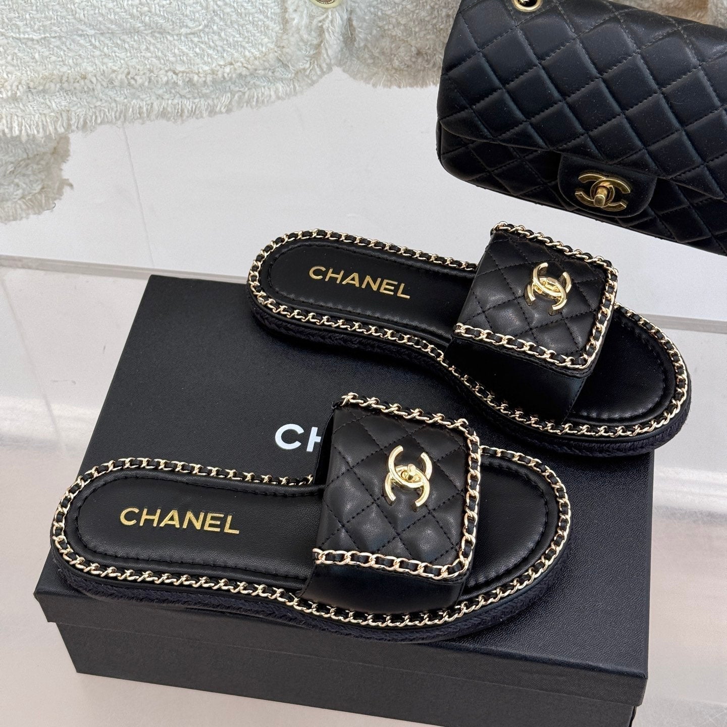 FLAT CHAIN HEART SLIPPER IN BLACK LAMBSKIN