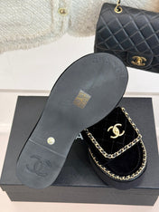 THICK-SOLED CHAIN HEART SLIPPER IN BLACK VELVET