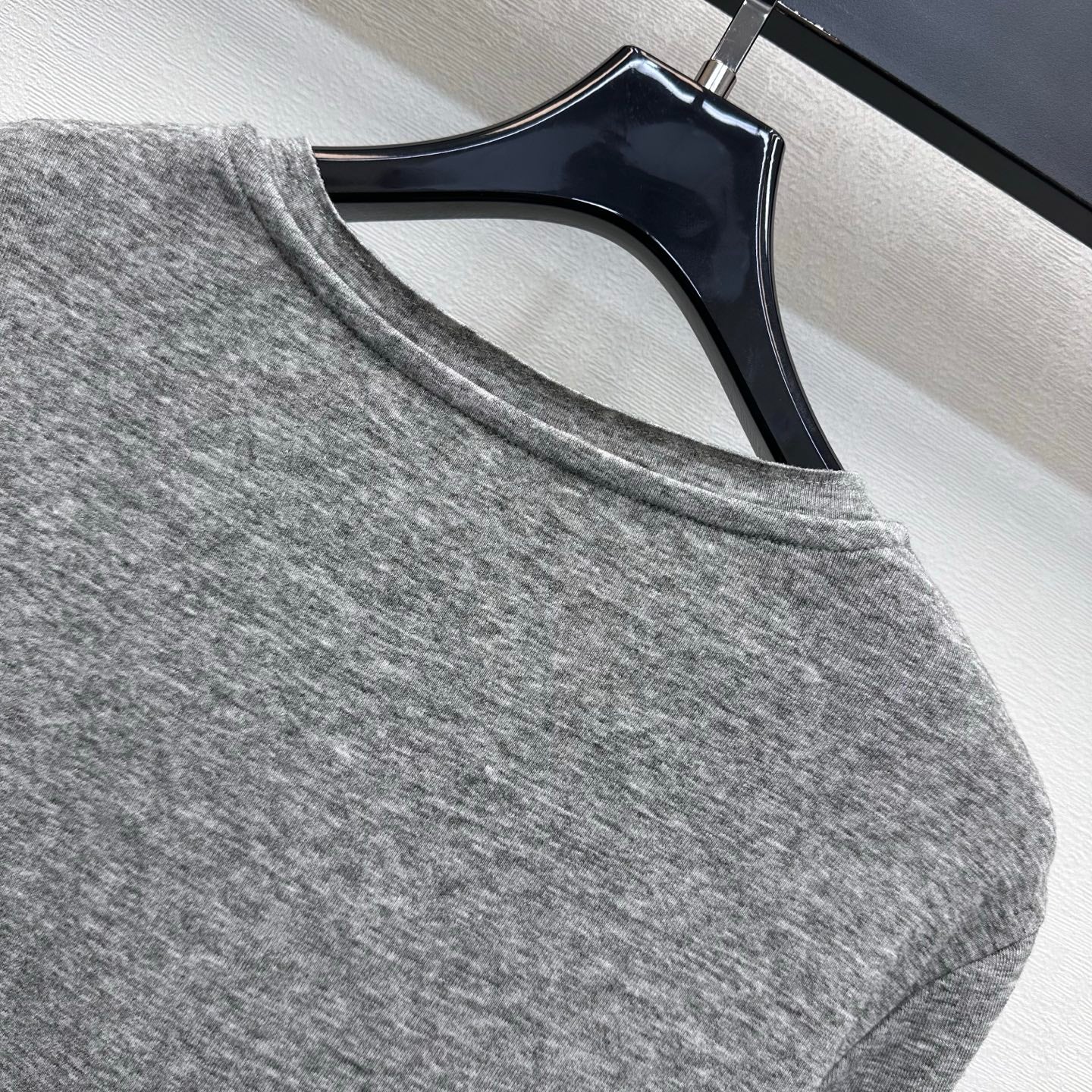 LOEWE 26S LONG-SLEEVE V-NECK T-SHIRT 656