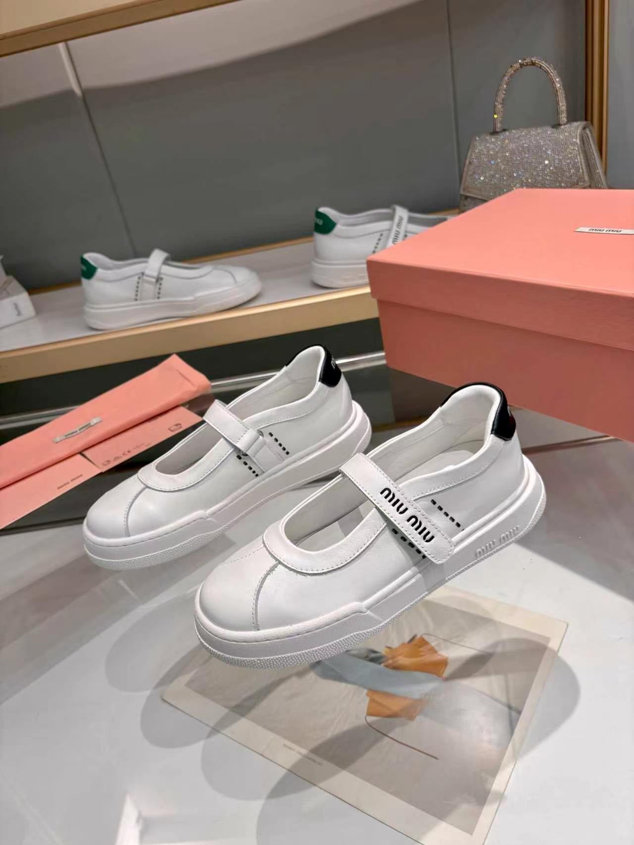 MIUMIU 26S MARY JANE BALLERINAS IN WHITE AND BLACK CALFSKIN