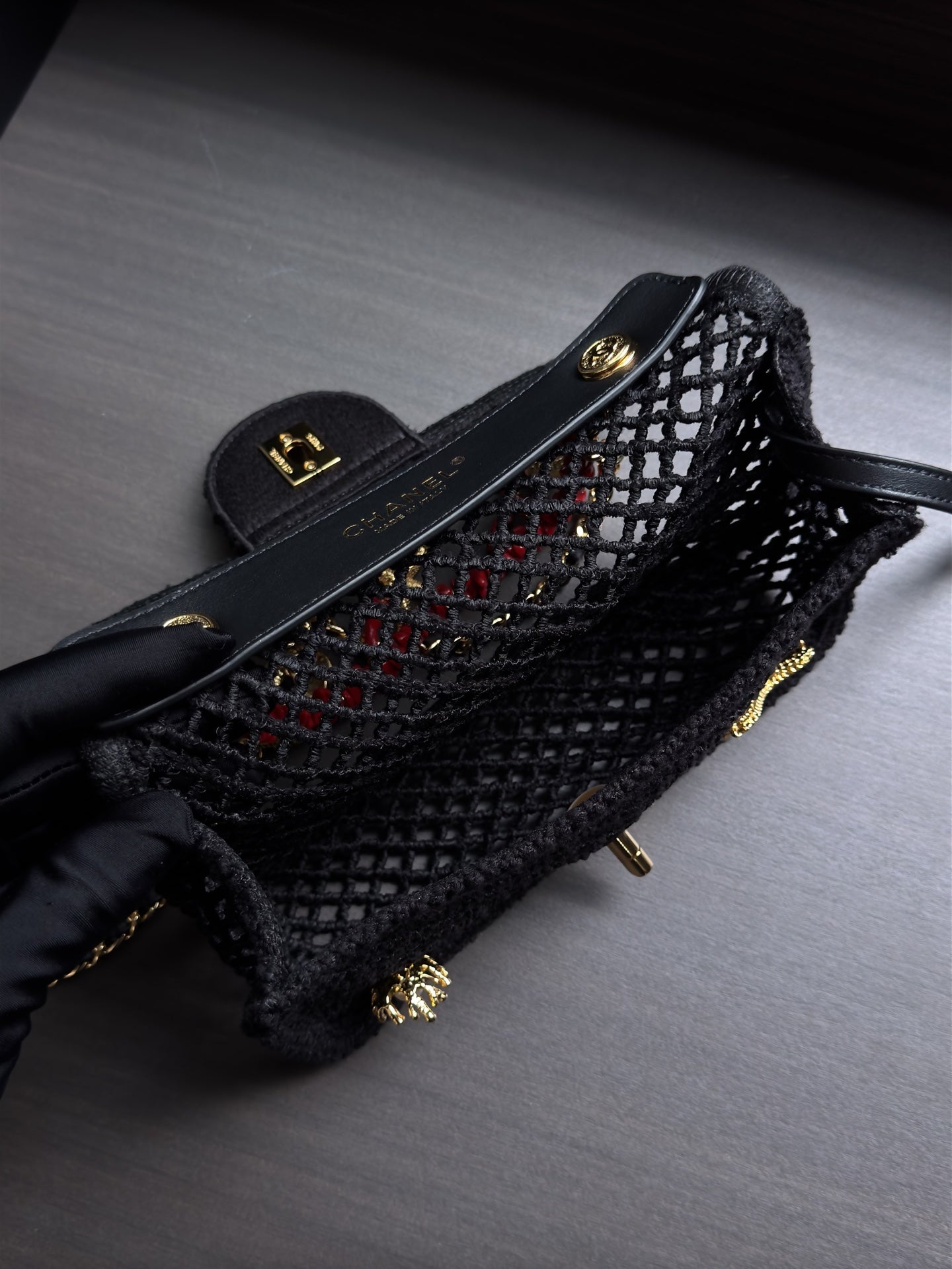 CHANEL 26S SMALL FLAP BAG 21 IN BLACK MESH-WOVEN RAFFIA AND CALFSKIN GOLD HARDWARE