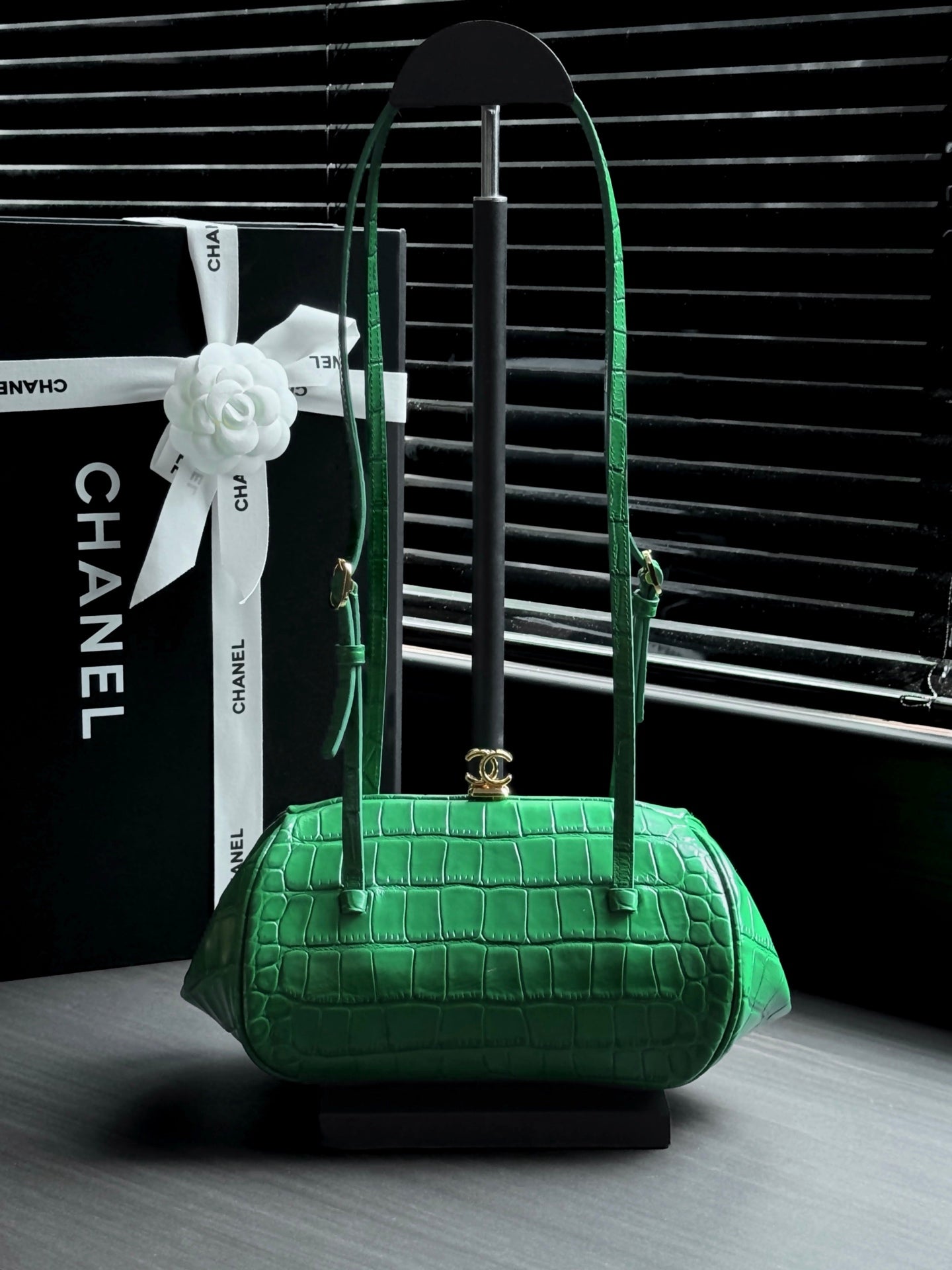 CHANEL 26S SHOULDER BAG 28 IN GREEN CROC-EMBOSSED CALFSKIN