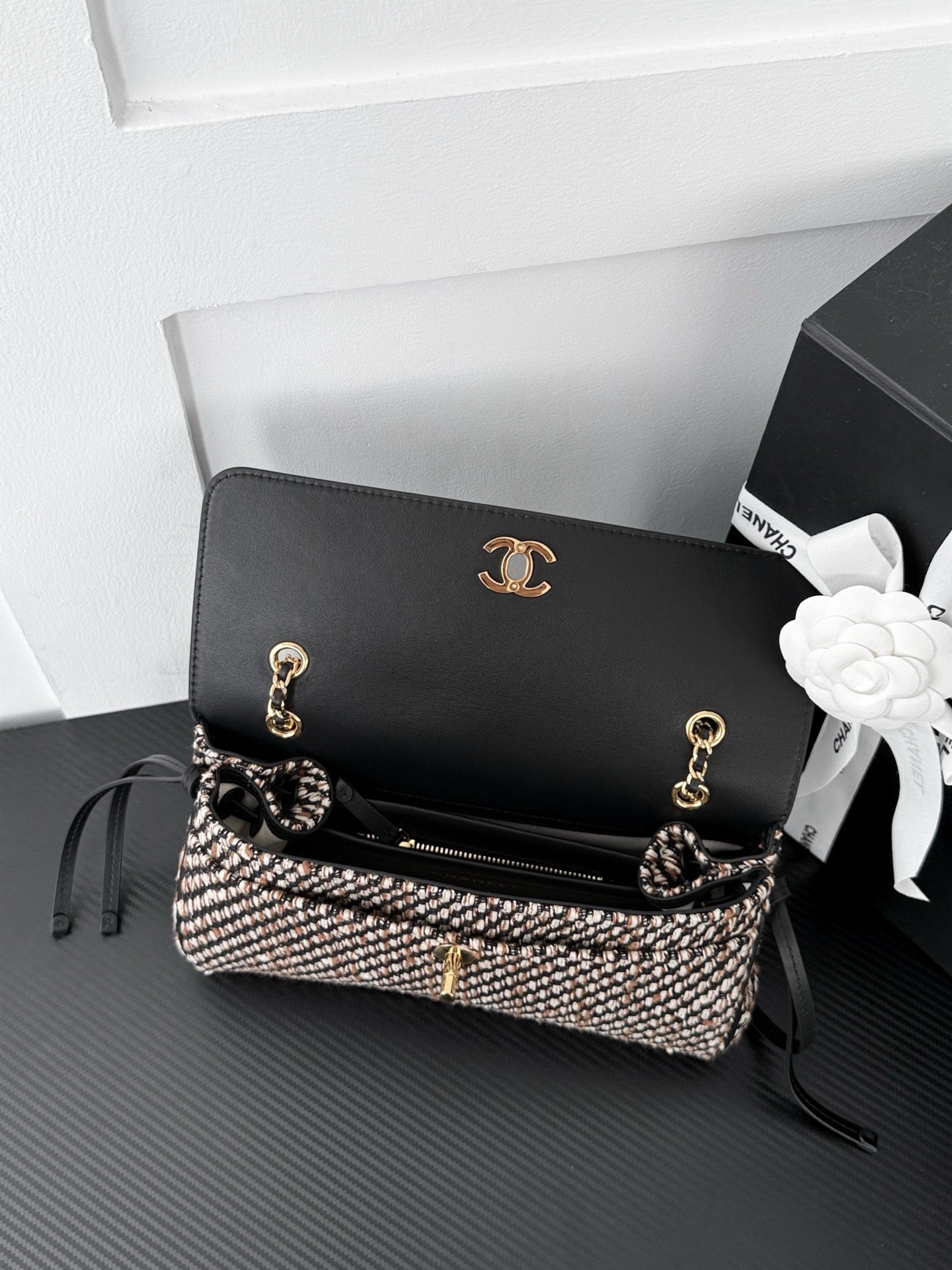 CHANEL 26S SHOULDER BAG 29 IN BLACK CALFSKIN AND PATTERNED TWEED