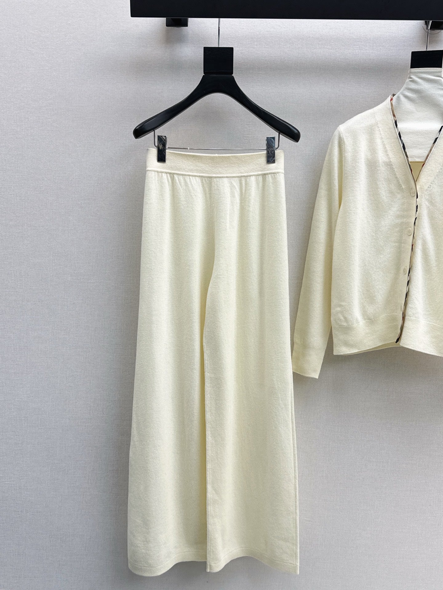 BURBERRY 25S CARDIGAN AND STRAIGHT-LEG PANTS SET 096
