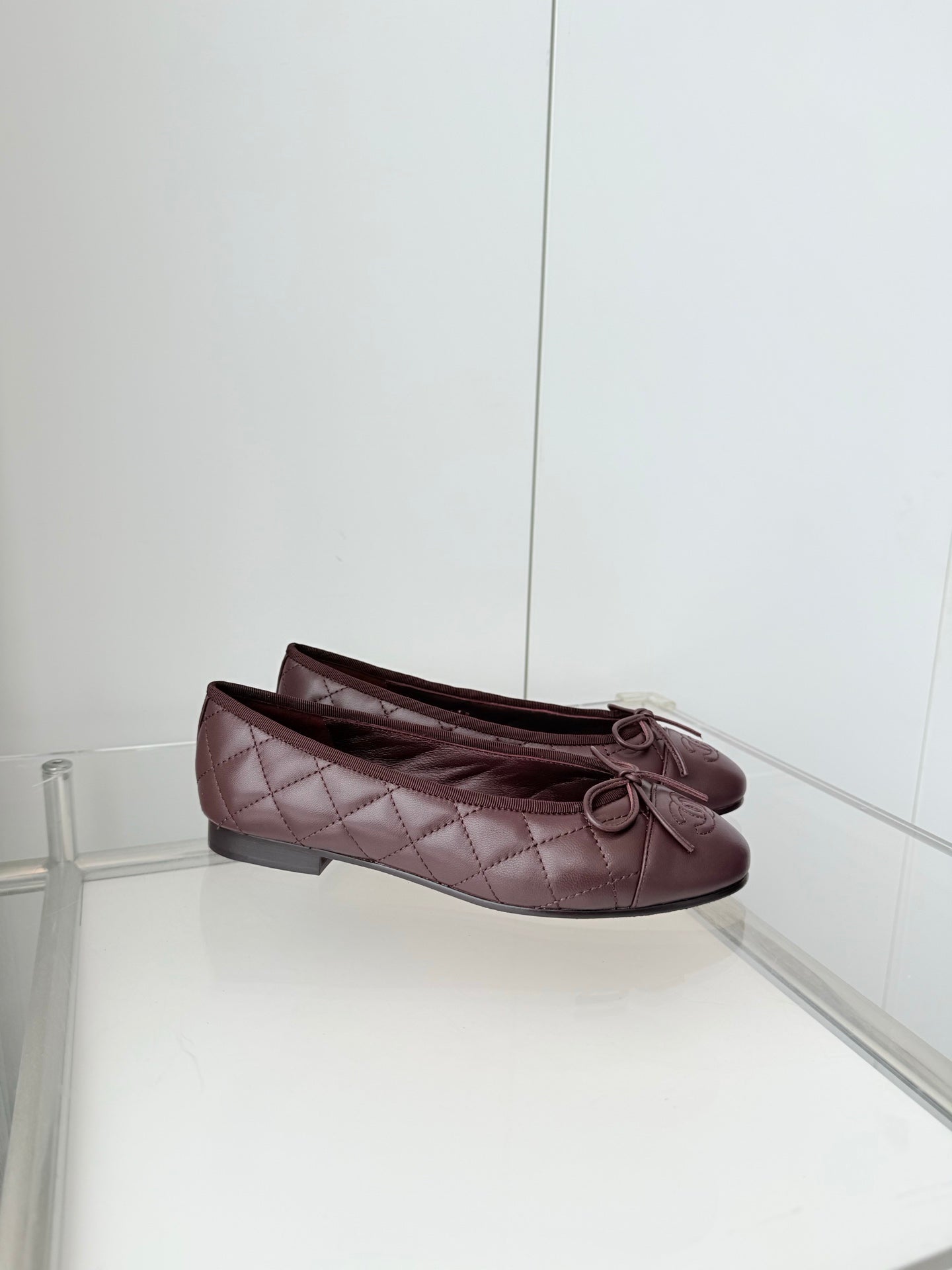 CHANEL 26S BALLET FLATS IN BURGUNDY RED QUILTED CALFSKIN WITH BOW