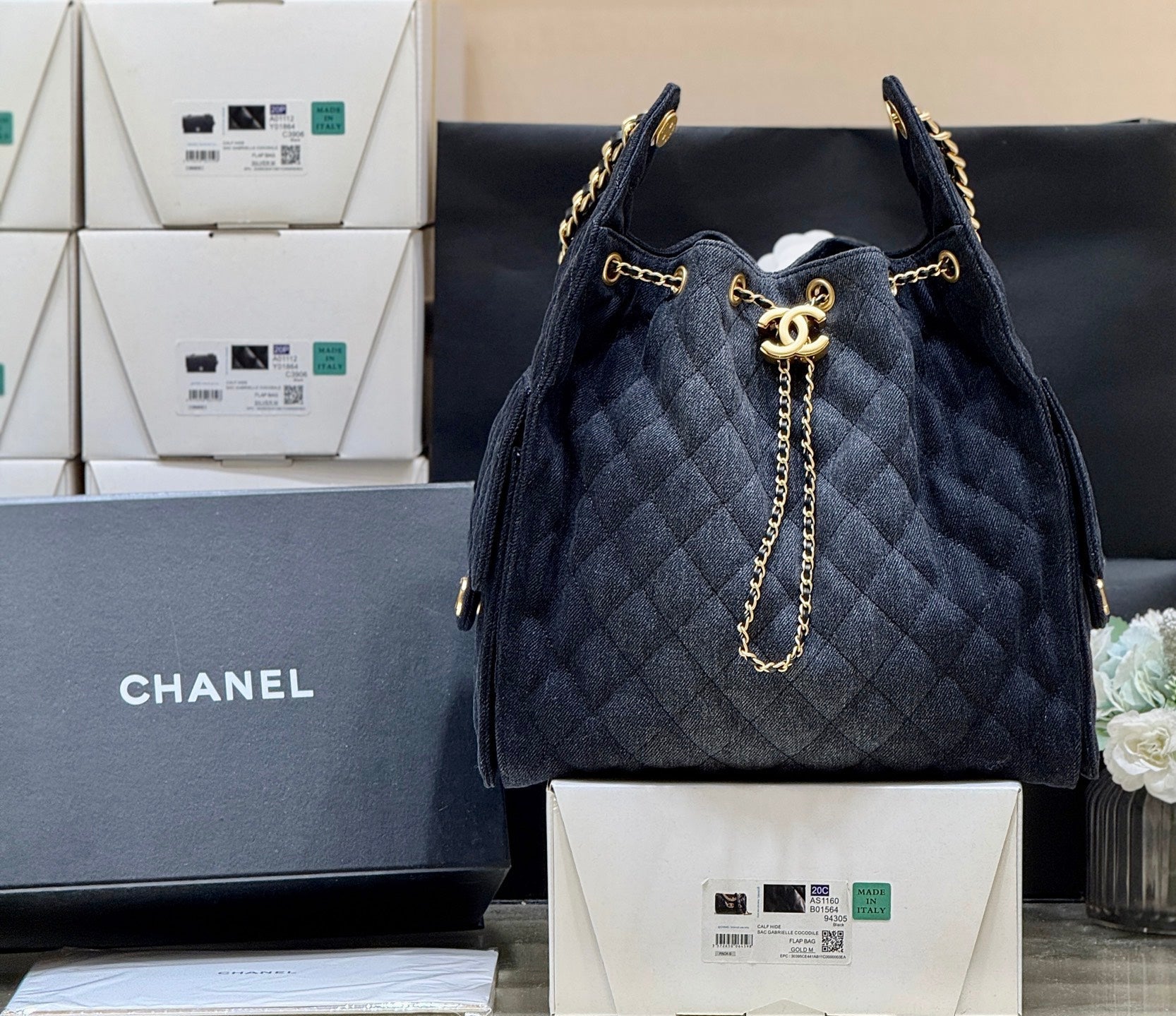 CC 25 HANDBAG 40 IN BLACK DENIM GOLD HARDWARE