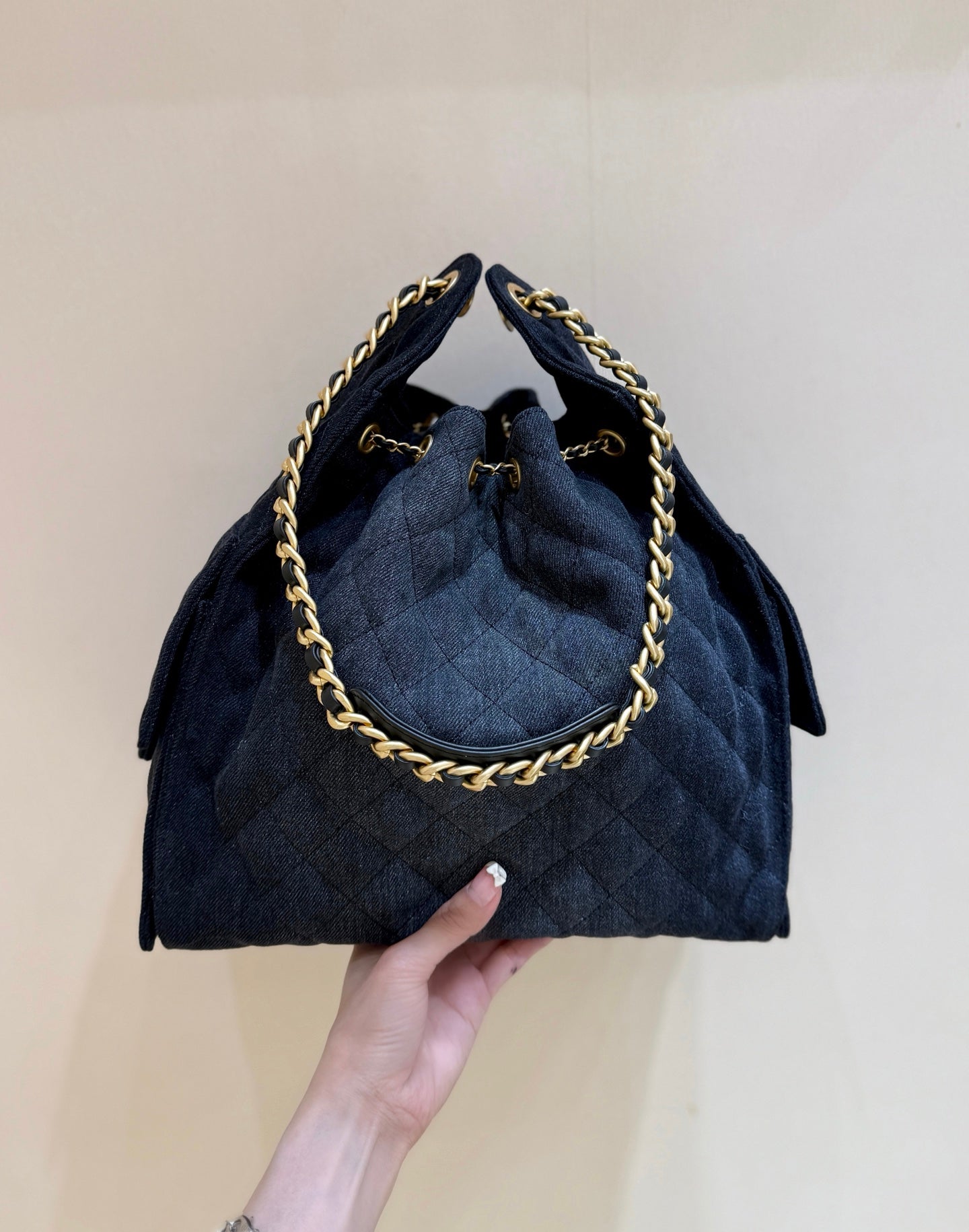 CC 25 HANDBAG 40 IN BLACK DENIM GOLD HARDWARE