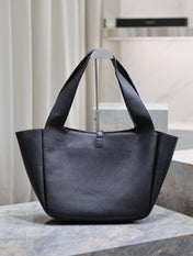 LE 5 À 7 BEA TOTE BAG 50 IN BLACK LAMBSKIN GOLD LOGO