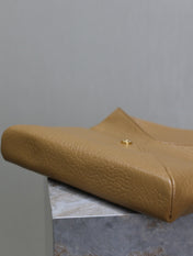ENVELOPE CLUTCH 29 IN EARTHY YELLOW LAMBSKIN COPPER LOGO