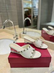 ROCKSTUD MULE SANDALS WITH TRANSPARENT HEEL IN WHITE CALFSKIN