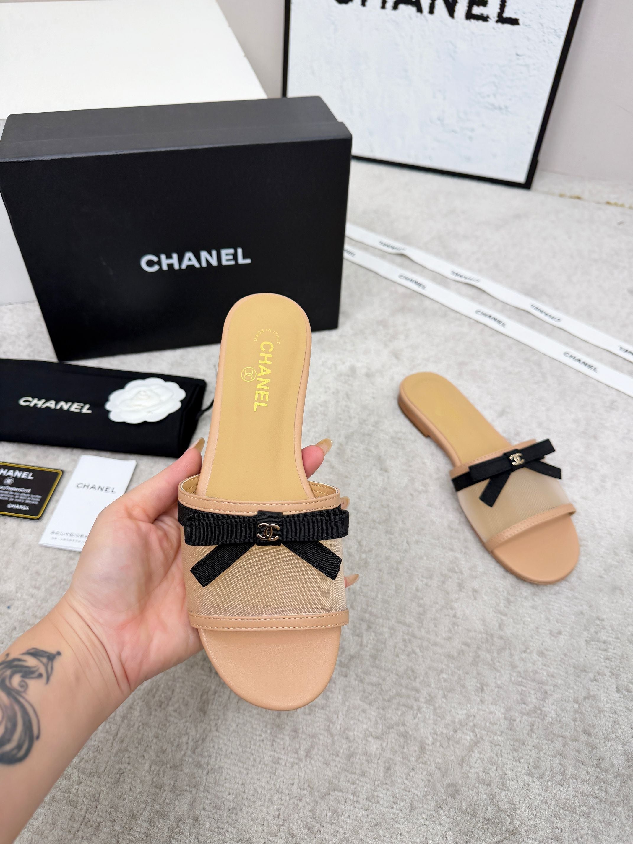 CHANEL 26S SLIDE SANDALS IN BEIGE MESH AND CALFSKIN WITH BLACK RIBBON