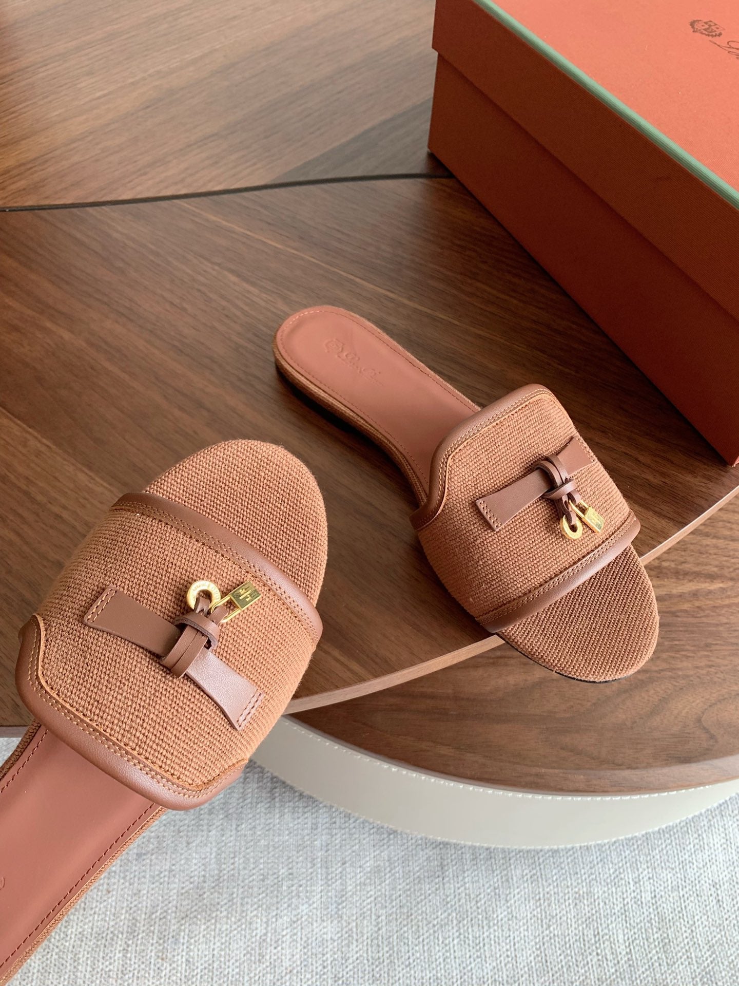 LP 26S SUMMER CHARMS SLIDES IN CARAMEL BROWN CANVAS AND CALFSKIN GOLD HARDWARE