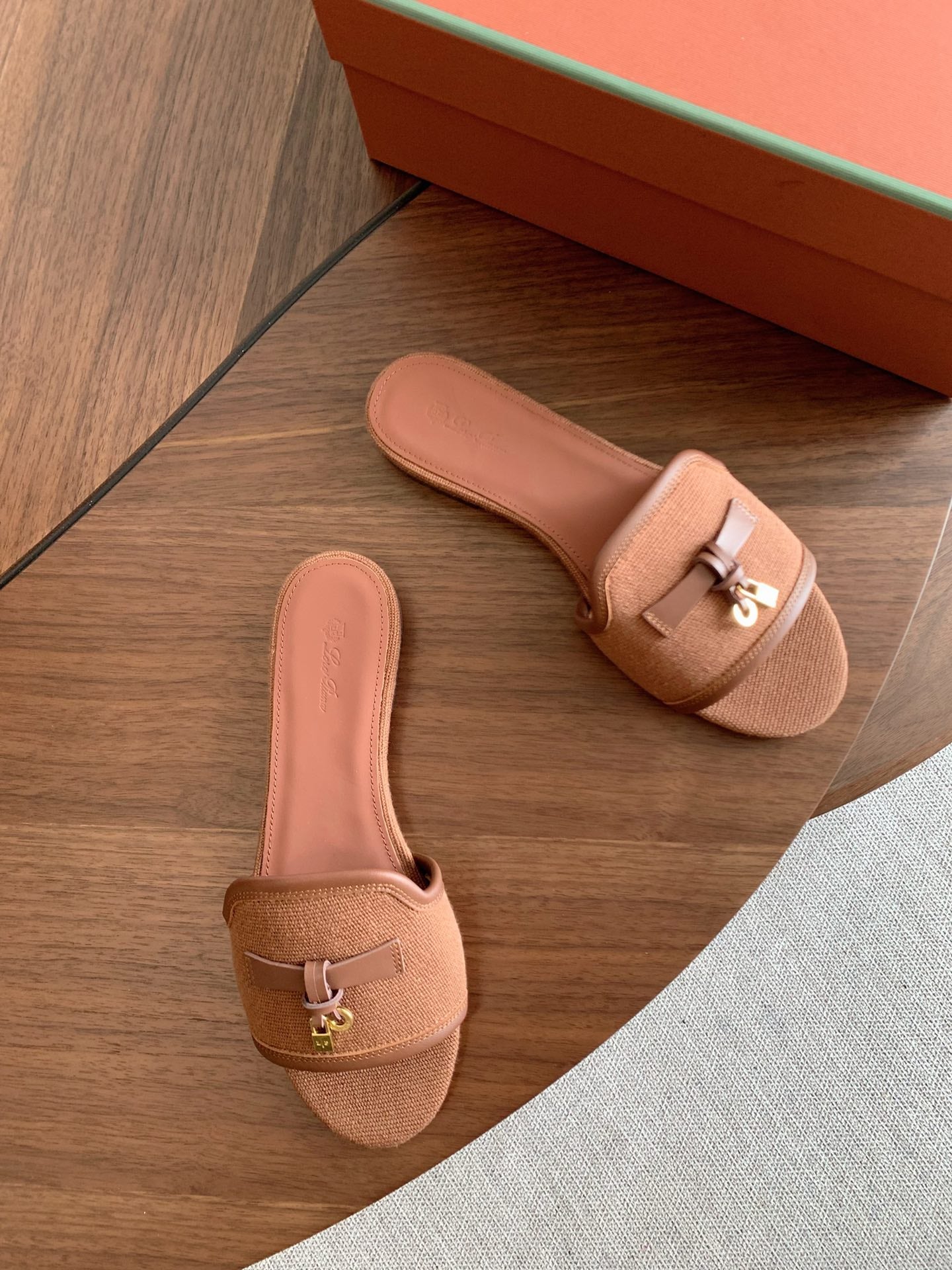 LP 26S SUMMER CHARMS SLIDES IN CARAMEL BROWN CANVAS AND CALFSKIN GOLD HARDWARE