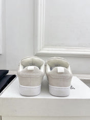 HUNTINGTON LOW LACE-UP SNEAKER IN PALE GRAY SUEDE AND MESH