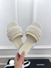 FLAT SLIDE IN WHITE CALFSKIN WITH PEARLS