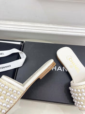 FLAT SLIDE IN WHITE CALFSKIN WITH PEARLS