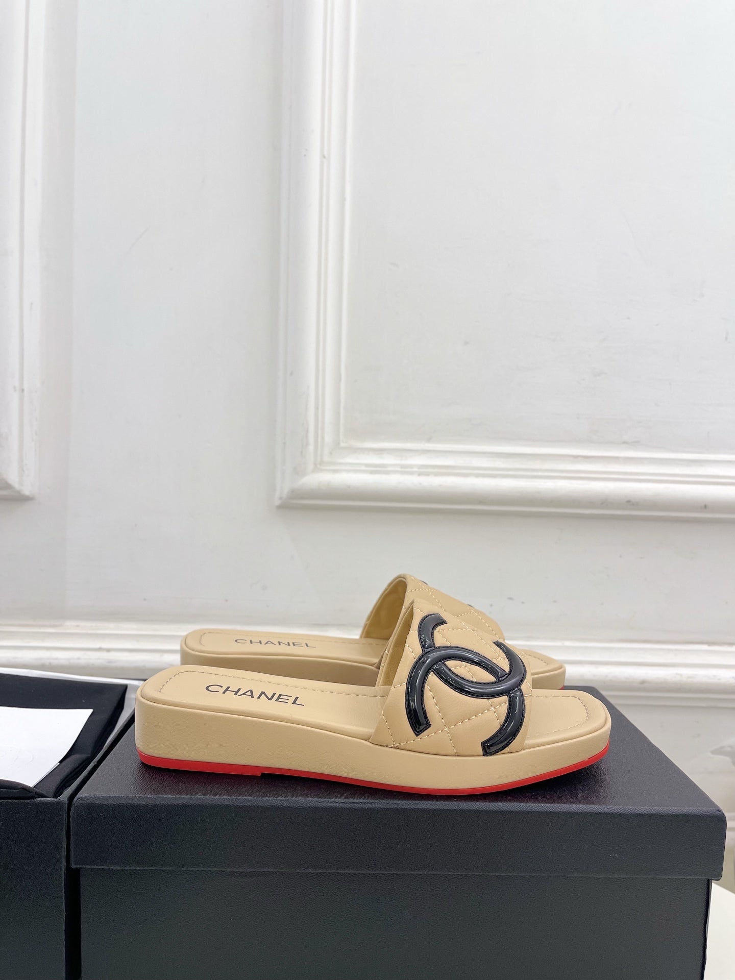 CHANEL 26S FLAT SLIDES IN BEIGE LAMBSKIN WITH BLACK CC LOGO