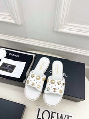 CHANEL 26S FLAT SANDALS IN WHITE LAMBSKIN CHARM-DECORATED