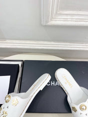 CHANEL 26S FLAT SANDALS IN WHITE LAMBSKIN CHARM-DECORATED