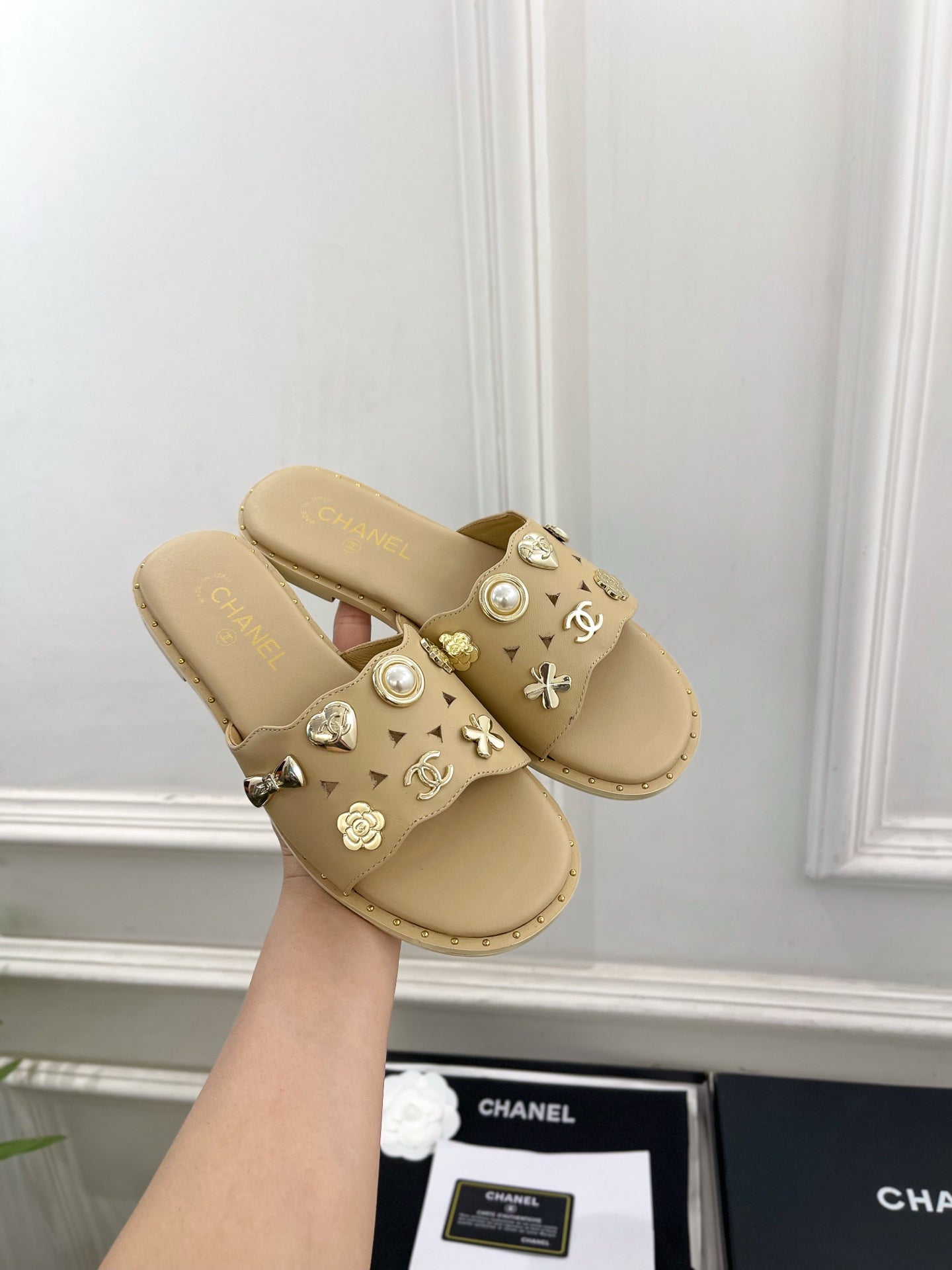 CHANEL 26S FLAT SANDALS IN BEIGE LAMBSKIN CHARM-DECORATED