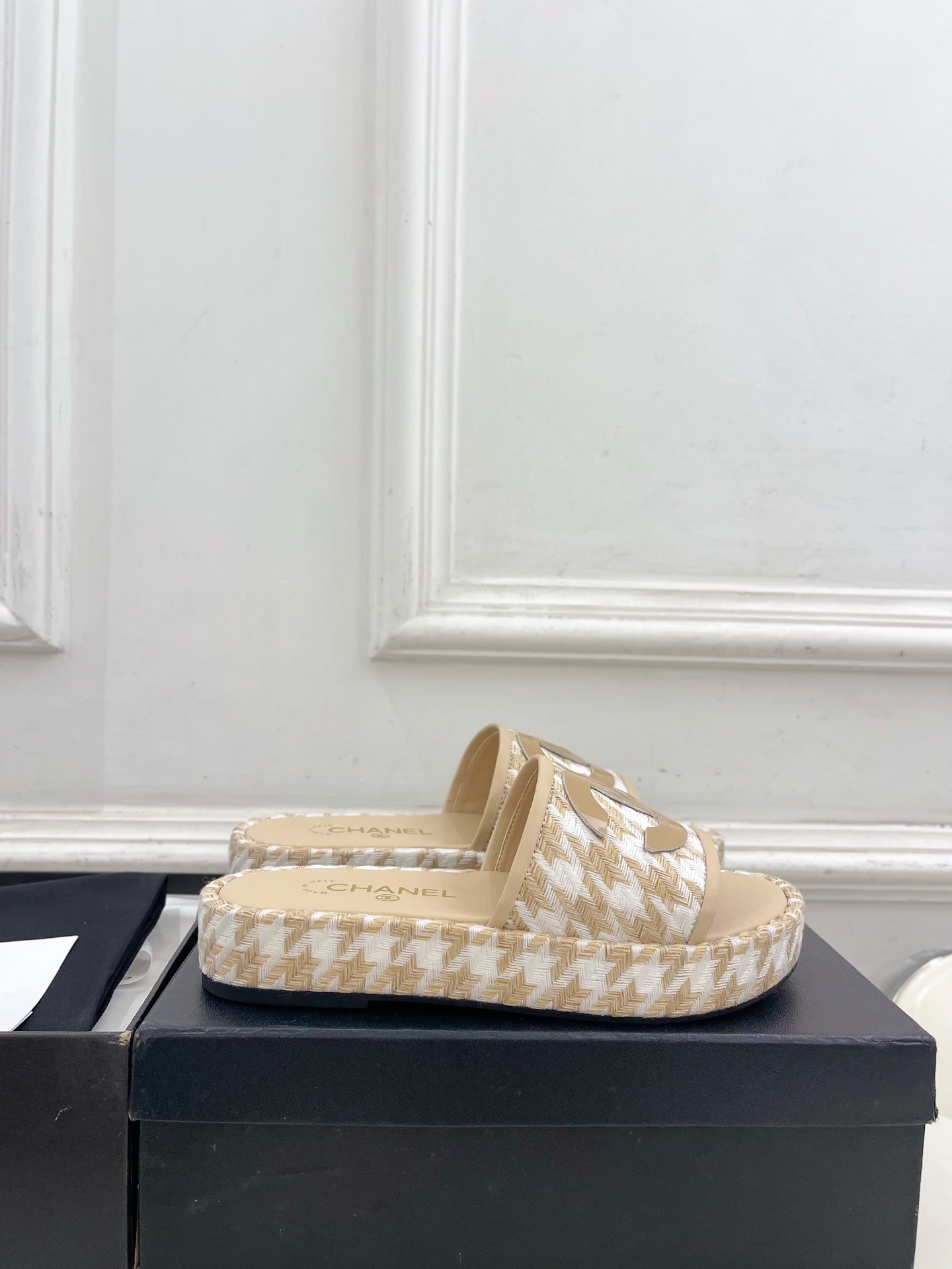 CHANEL 26S SANDALS 35 MM IN BEIGE TWEED