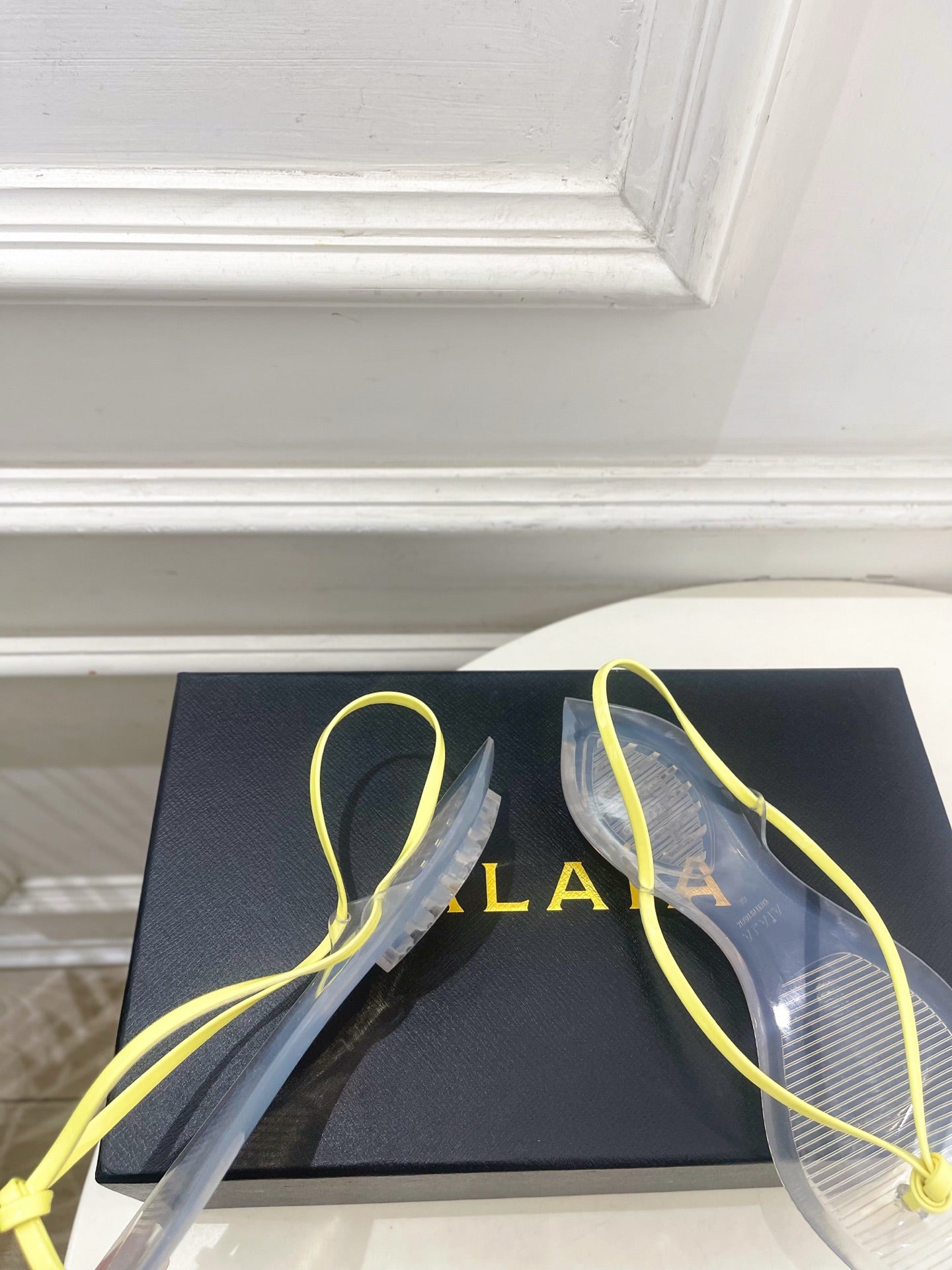 ALAIA 26S POINTED-TOE THONG SANDALS IN YELLOW AND TRANSPARENT PVC