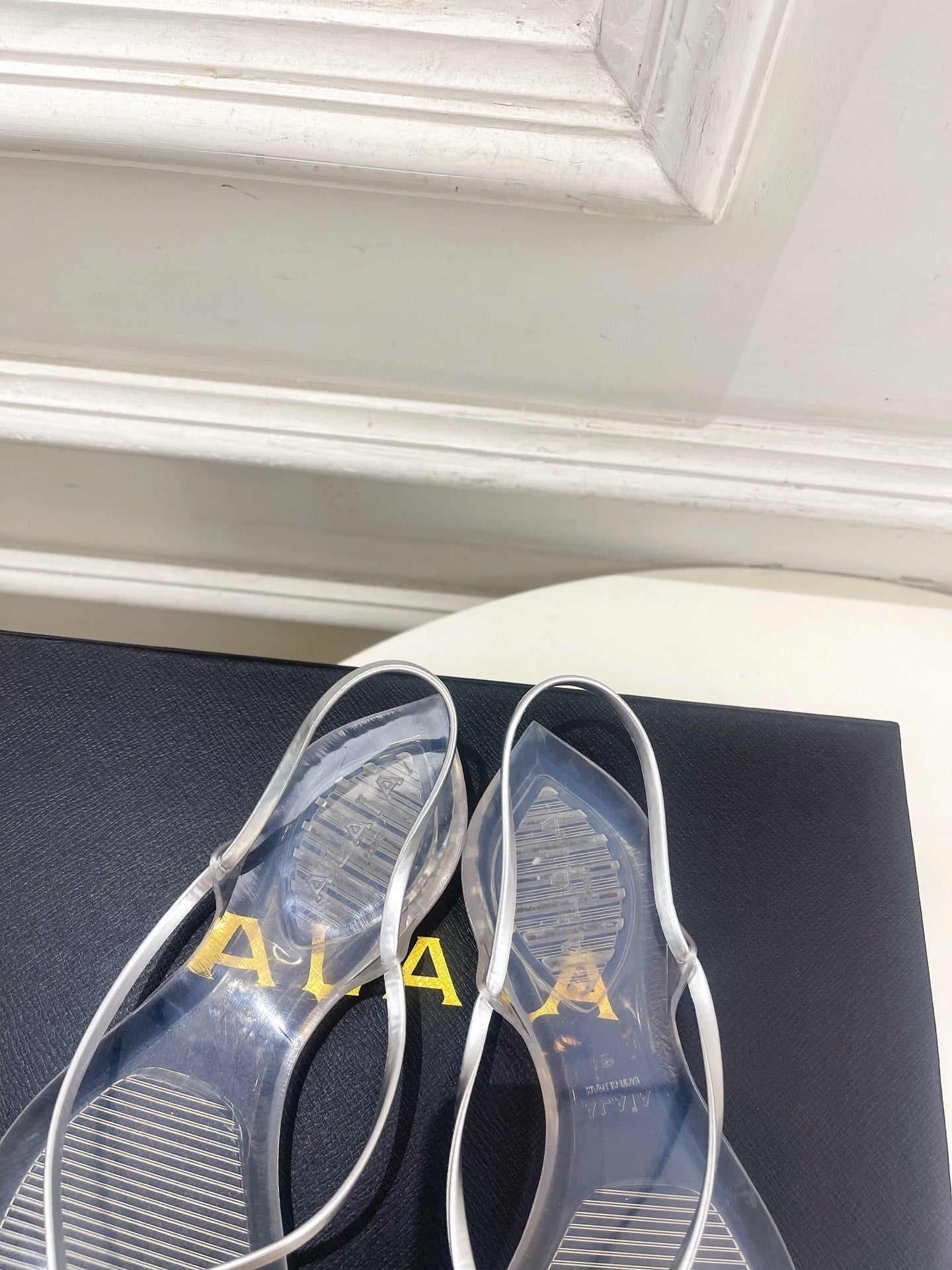 ALAIA 26S POINTED-TOE THONG SANDALS IN SILVER AND TRANSPARENT PVC