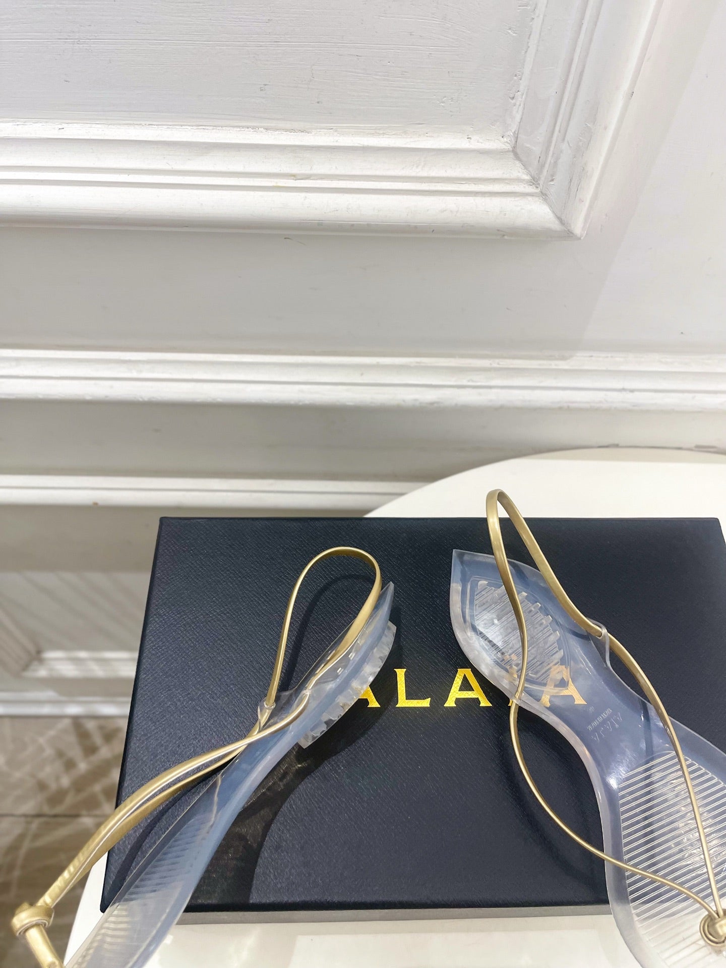 ALAIA 26S POINTED-TOE THONG SANDALS IN GOLD AND TRANSPARENT PVC