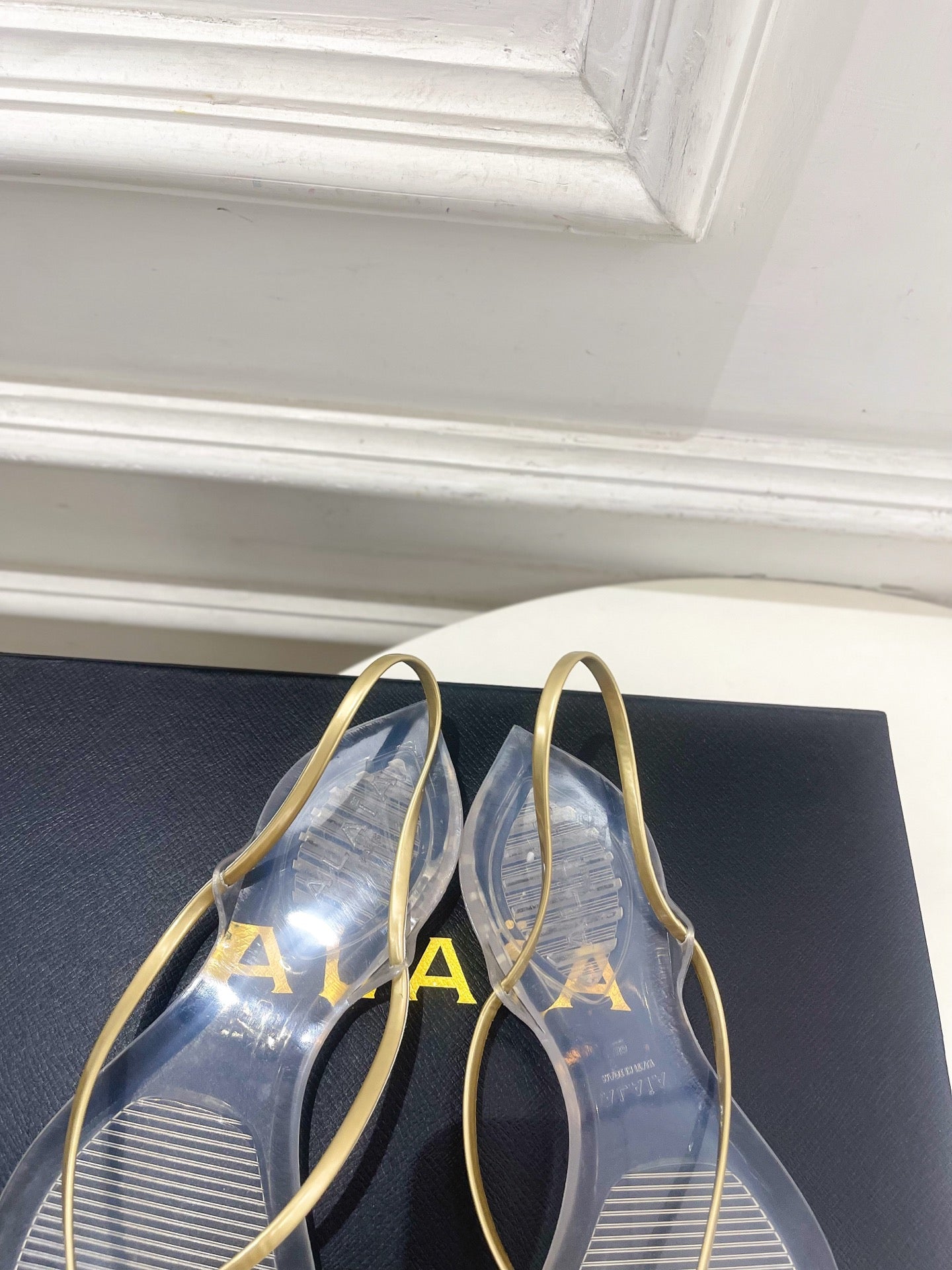 ALAIA 26S POINTED-TOE THONG SANDALS IN GOLD AND TRANSPARENT PVC