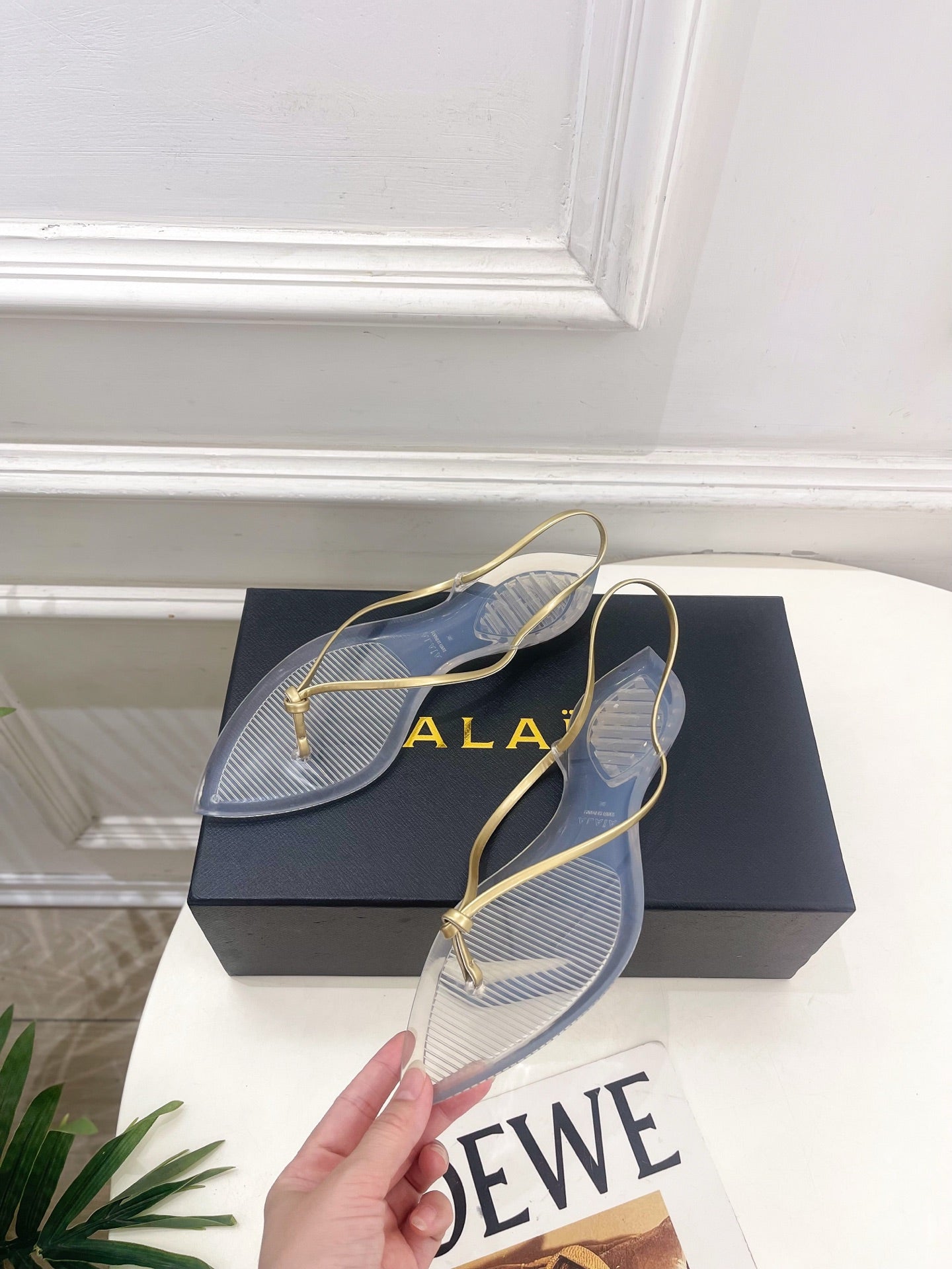 ALAIA 26S POINTED-TOE THONG SANDALS IN GOLD AND TRANSPARENT PVC