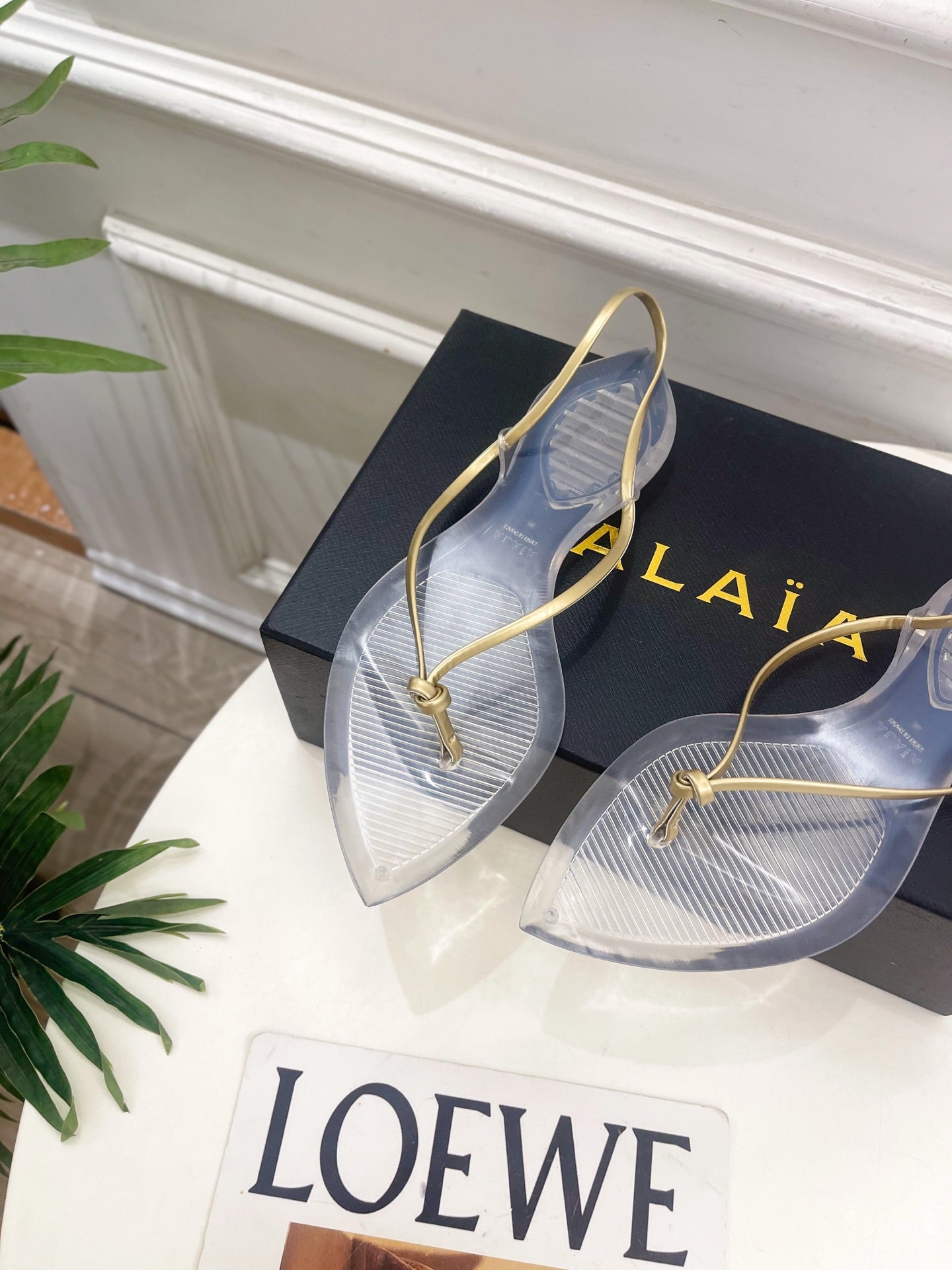 ALAIA 26S POINTED-TOE THONG SANDALS IN GOLD AND TRANSPARENT PVC