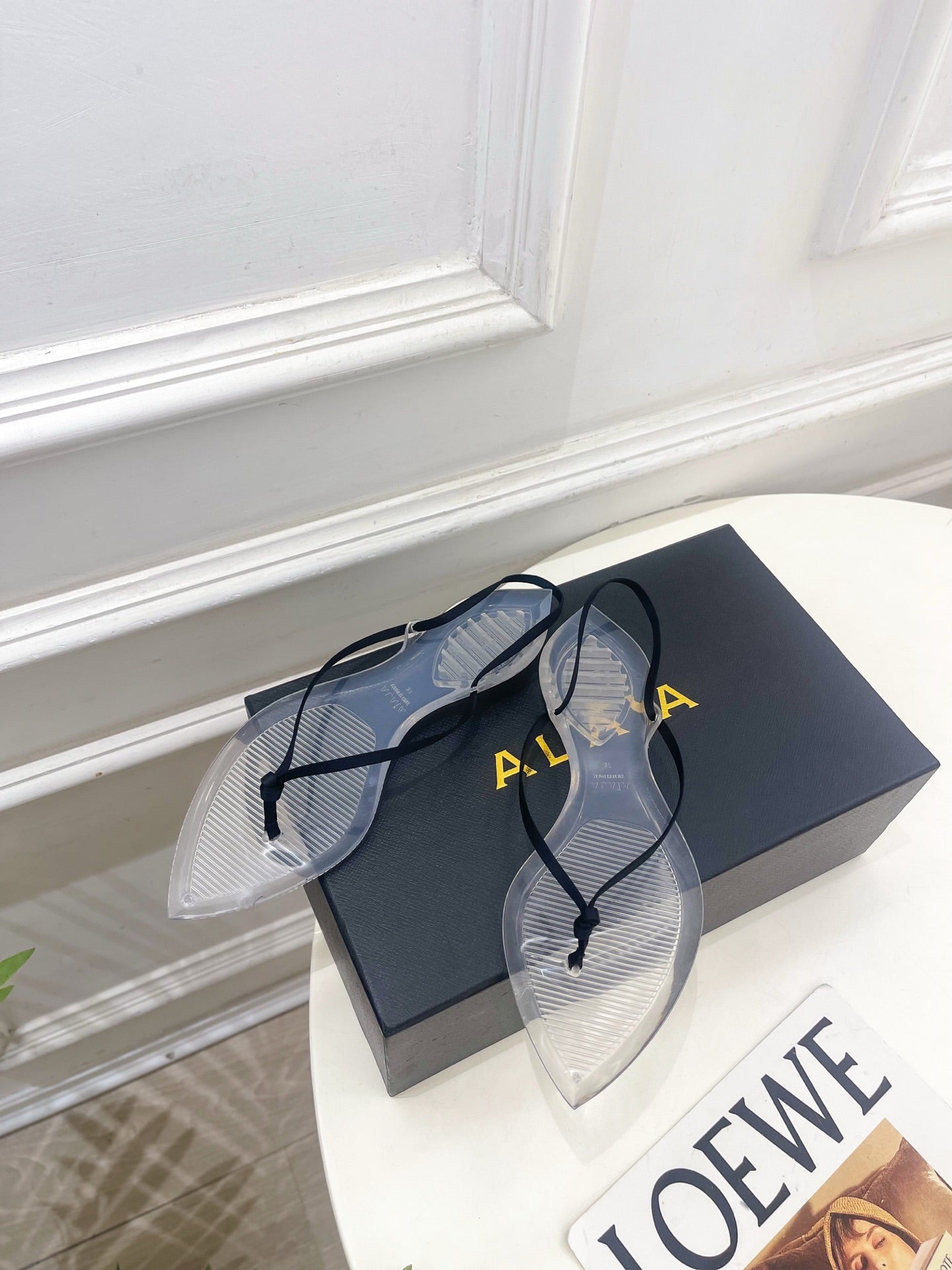 ALAIA 26S POINTED-TOE THONG SANDALS IN BLACK SATIN AND TRANSPARENT PVC