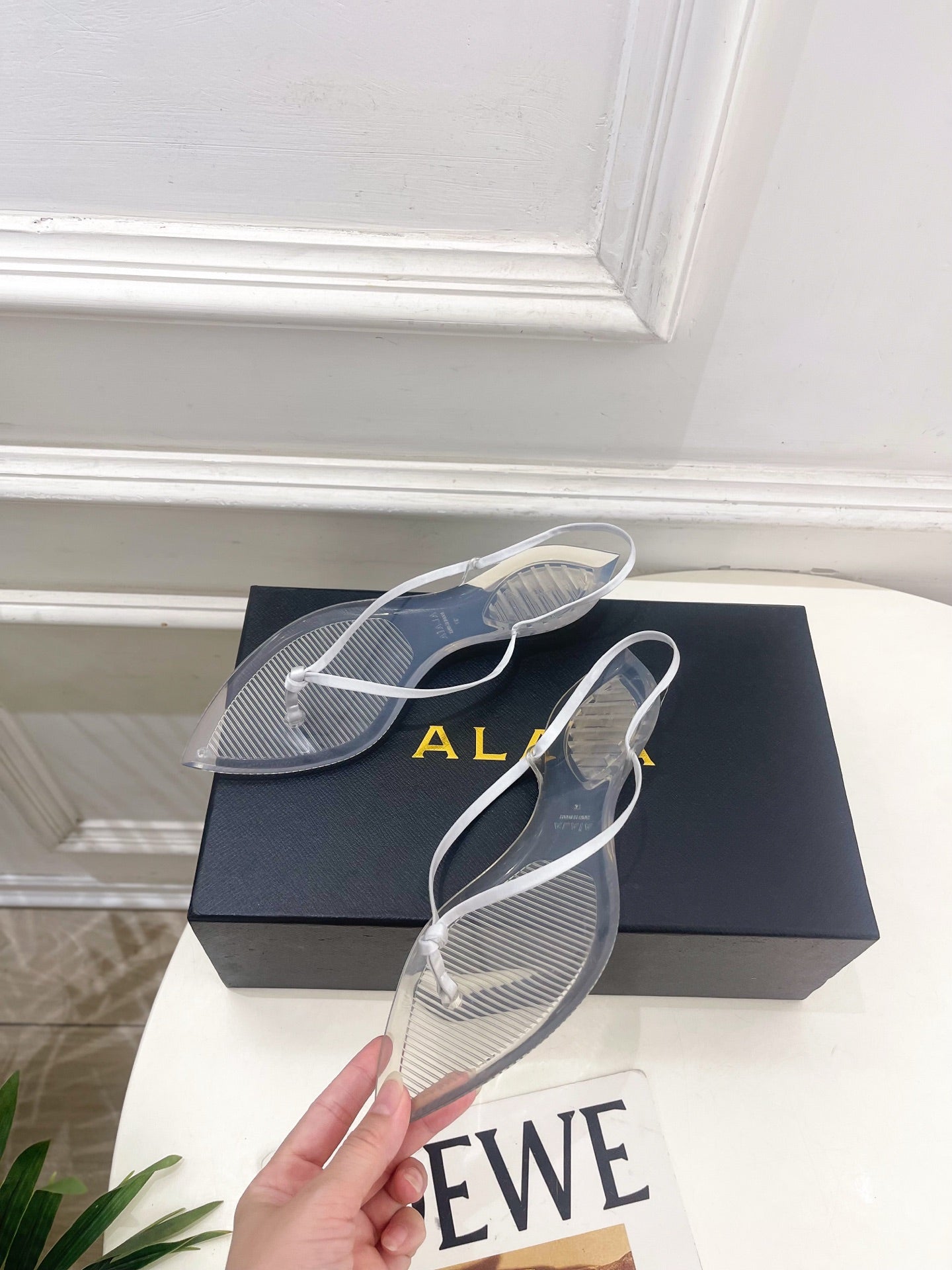 ALAIA 26S POINTED-TOE THONG SANDALS IN WHITE SATIN AND TRANSPARENT PVC