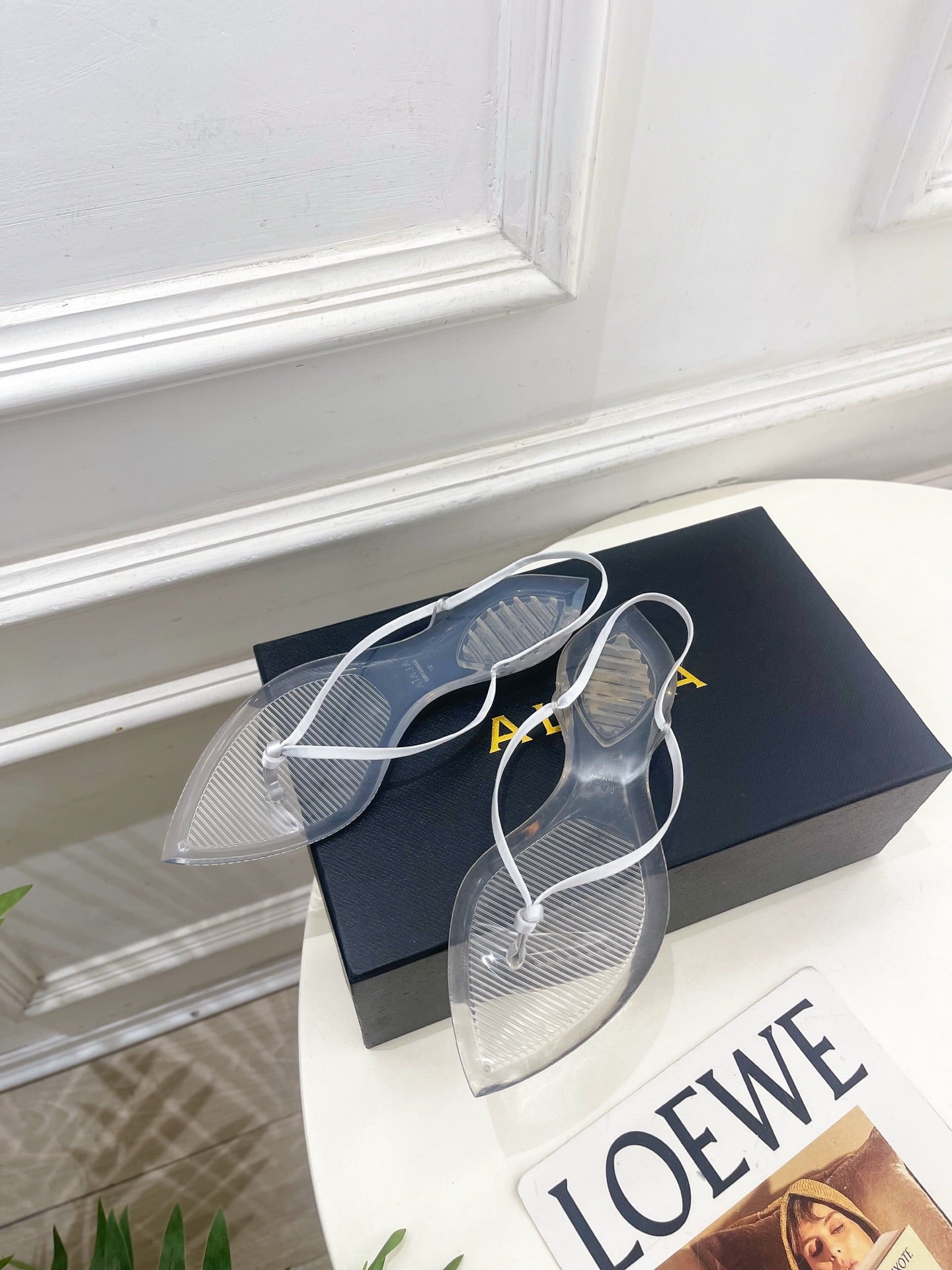 ALAIA 26S POINTED-TOE THONG SANDALS IN WHITE SATIN AND TRANSPARENT PVC