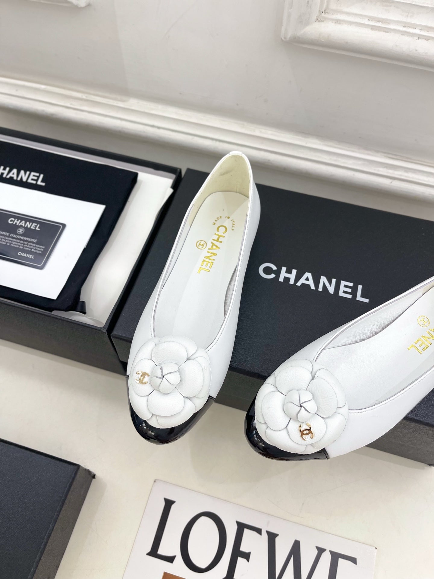 CHANEL 26S BALLET FLATS IN WHITE LAMBSKIN WITH FLOWER EMBELLISHMENT