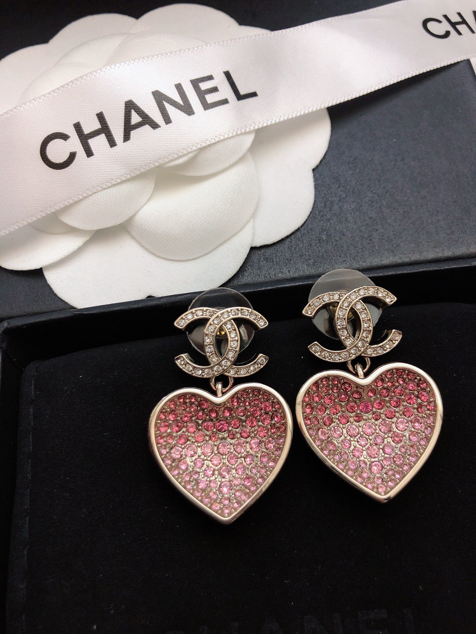 CHANEL 26S DOUBLE C LOGO PINK GRADIENT PAVE CRYSTAL HEART DROP EARRINGS IN GOLD METAL 631079
