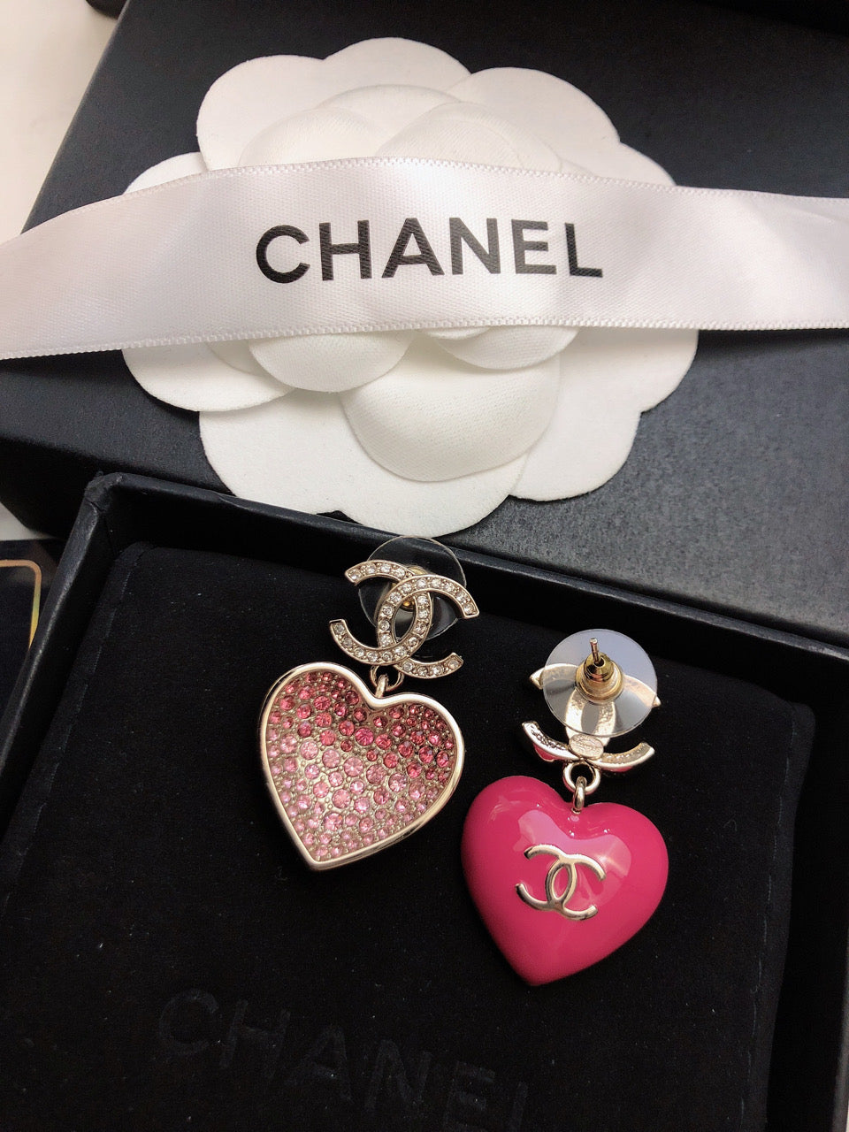 CHANEL 26S DOUBLE C LOGO PINK GRADIENT PAVE CRYSTAL HEART DROP EARRINGS IN GOLD METAL 631079