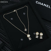 PENDANT NECKLACE IN GOLD TWISTED RIBBED DOUBLE C