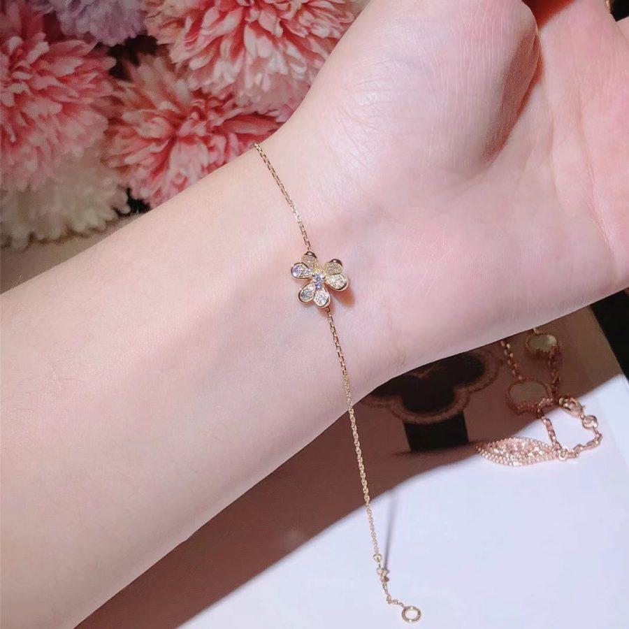 van-cleef-arpels-frivole-bracelet-mini-model-yellow-gold-diamond-vcarp24100-jewelry-2-900x900_51263f9f-a5e9-4cf5-bc7b-35a9cc86bc0a.jpg