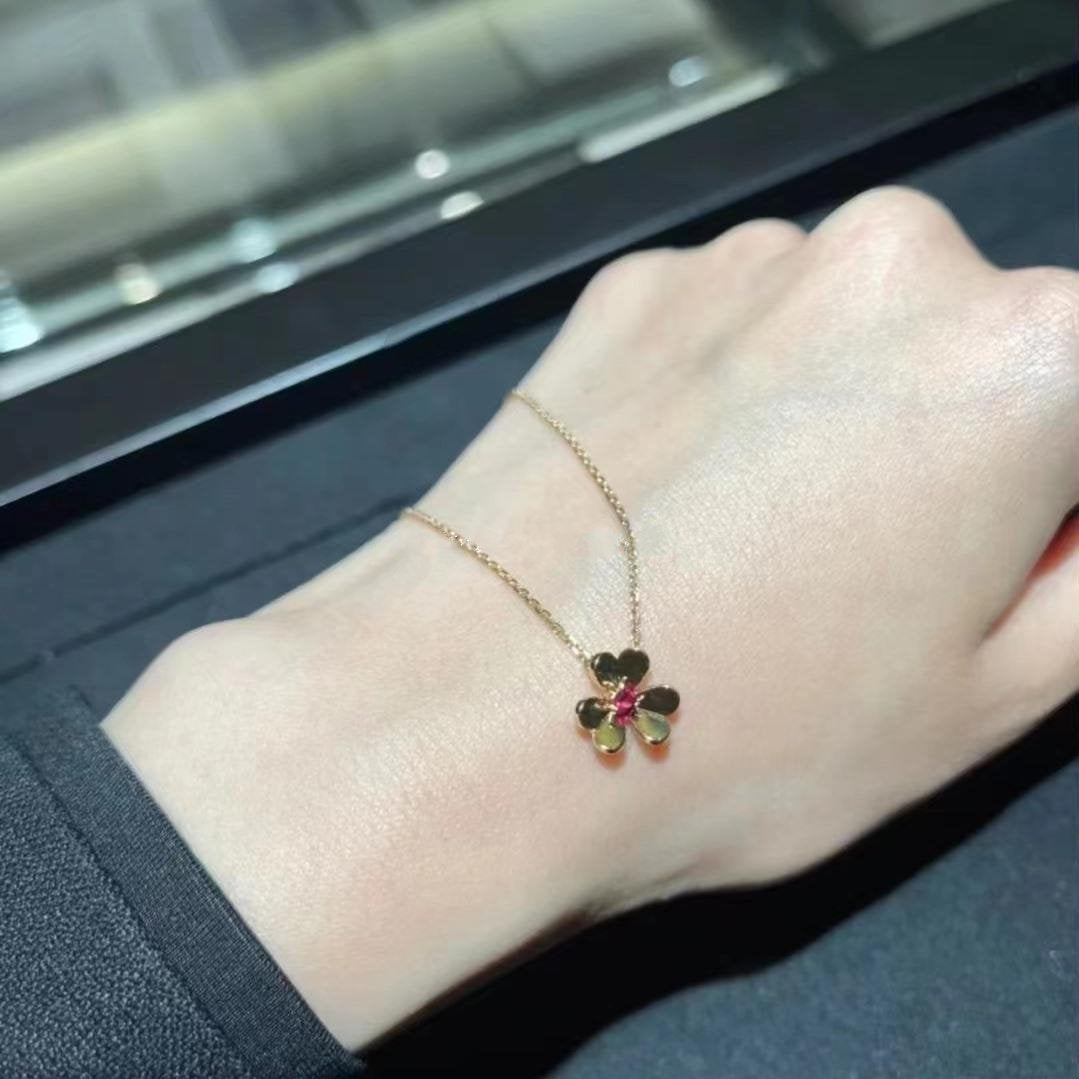 van-cleef-arpels-frivole-pendant-mini-model-valentines-limited-edition-gold-and-ruby-2_fd96ec9d-7fef-43ad-9289-5bc90a960332.jpg