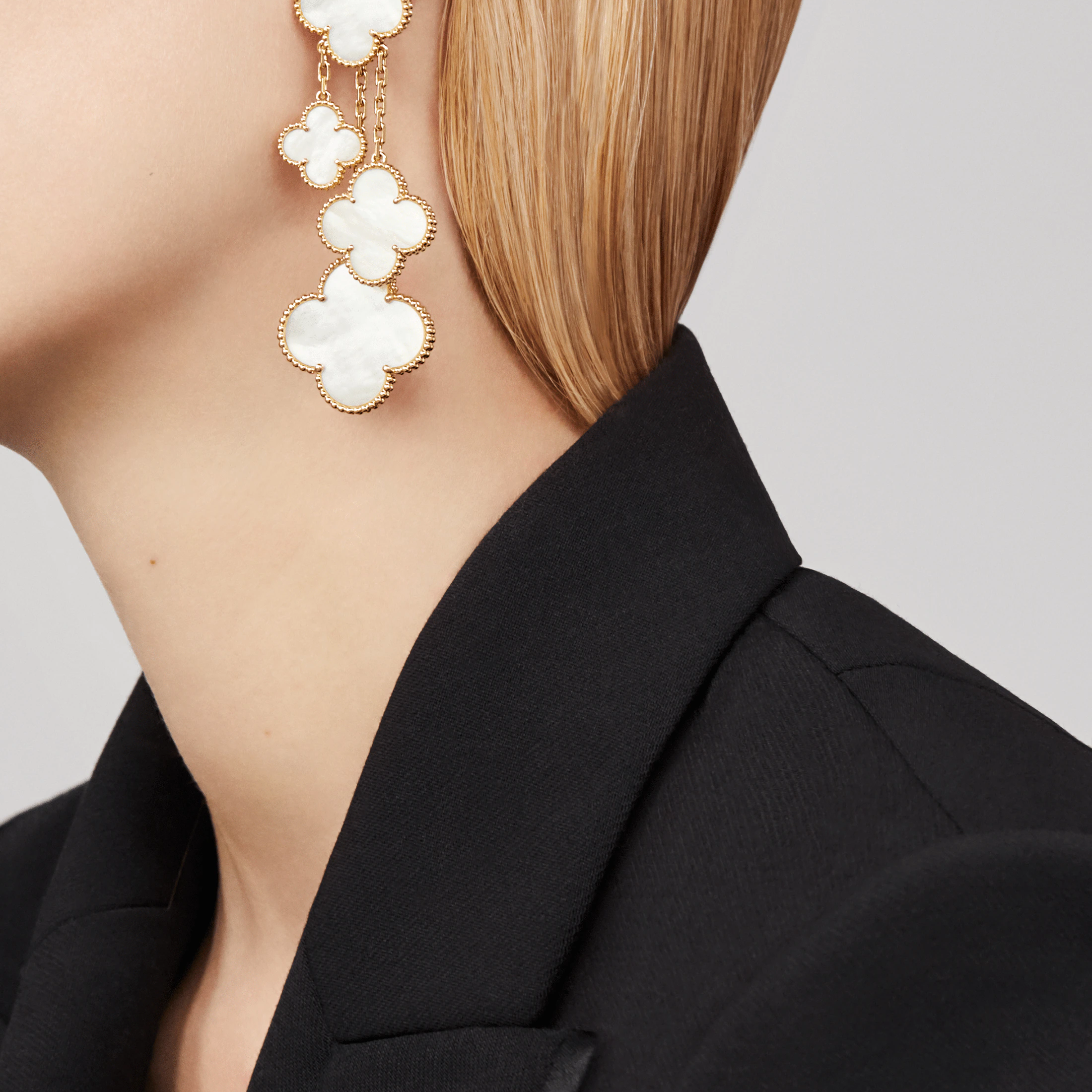 van-cleef-arpels-magic-alhambra-earrings-4-motifs-yellow-gold-mother-of-pearl-vcard78900-coral-2_9804fba8-cba3-4d2e-98c8-1f6846f122cf.png